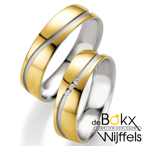 gerucht bovenstaand Kust Trouwringen - Zilver en gouden relatiering de ring is 5,5mm breed. De Licht  bollende ring is glimmend afgewerkt met een matte gebogen lijn over de hele  ring. Deze zilveren Trouwring met goud,